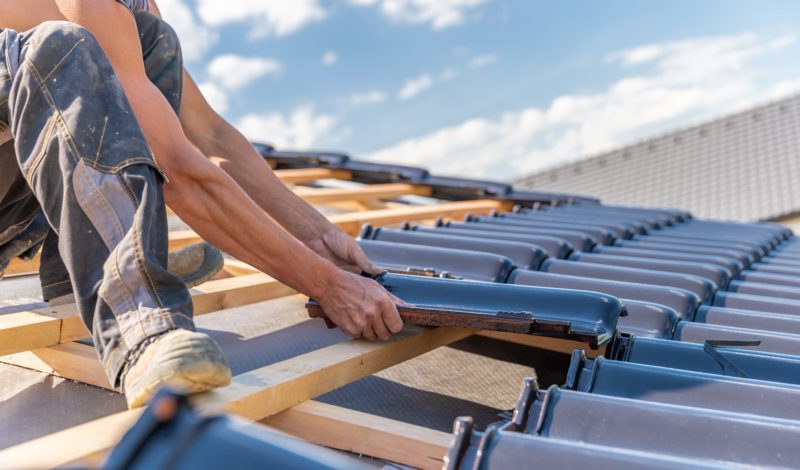 Summers Insurance - Contractors fixing family home roof